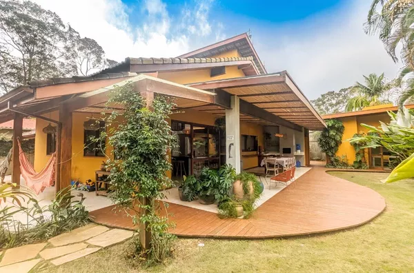 Refúgio Tropical a 180m do Mar: Conforto, Natureza e Puro Estilo Praiano