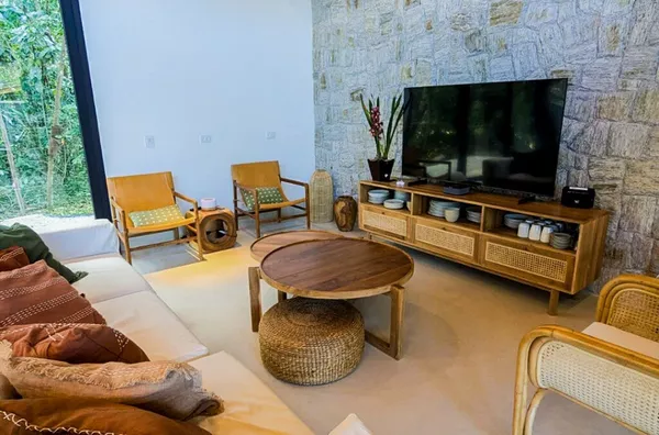 Casa novíssima, elegante - 130 metros da praia - Rua Par