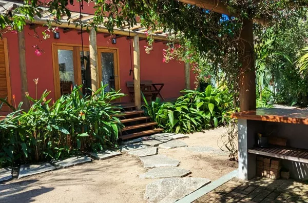 Casa charmosa com jardim encantador - Rua Par - 350 metros da praia