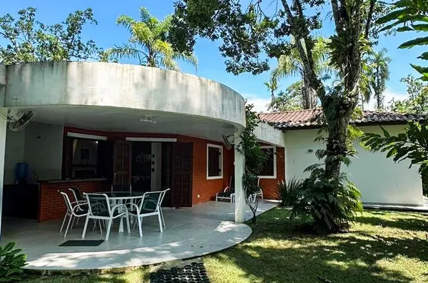 Canto esquerdo - 300m da Praia