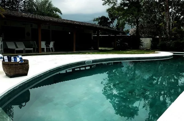 Para temporada - a 50 m da praia: amplo jardim, piscina.