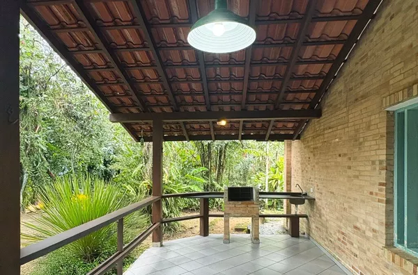 Casa Completa com Varanda e Área Verde