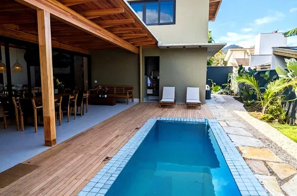 Casa novíssima, elegante - 130 metros da praia - Rua Par