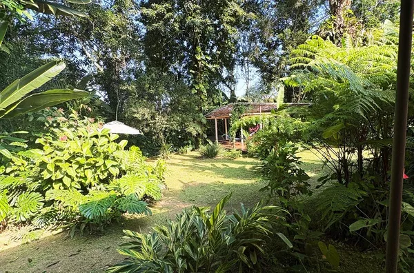 CASA CONFORTAVEL COM JARDIM INCRIVEL, 100 MTS DO MAR