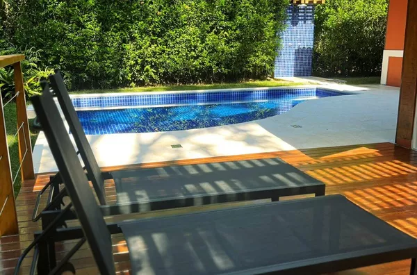 Casa integrada à natureza no lado par