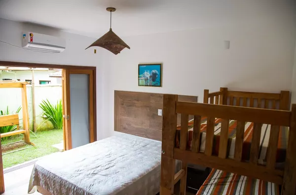 CASA EM ITAMAMBUCA, COM PISCINA – 4 SUÍTES