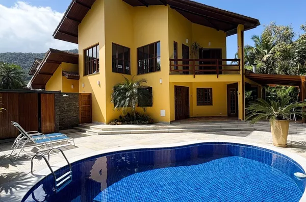  A apenas 30 metros da praia de Itamambuca, em rua par.