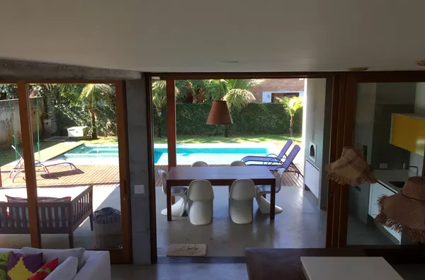 CASA MODERNA A 250 METROS DA PRAIA