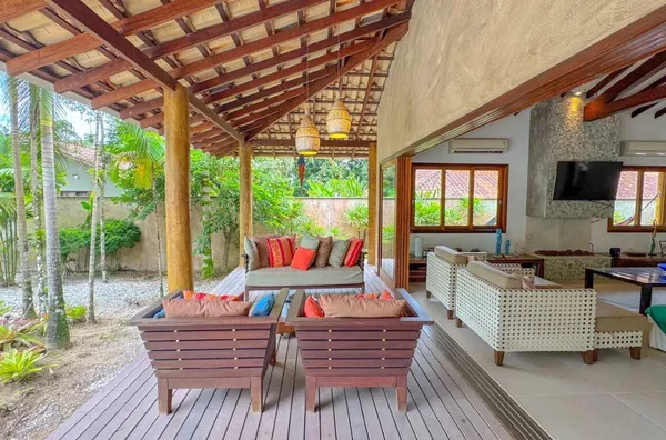 Casa deslumbrante rua Par - 2 lotes, conforto e natureza a 350 metros da praia.