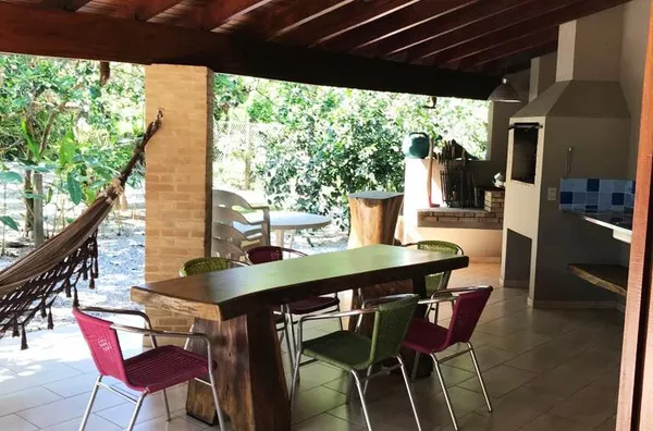 Casa Ideal em Itamambuca: Conforto, Natureza e Área de Lazer