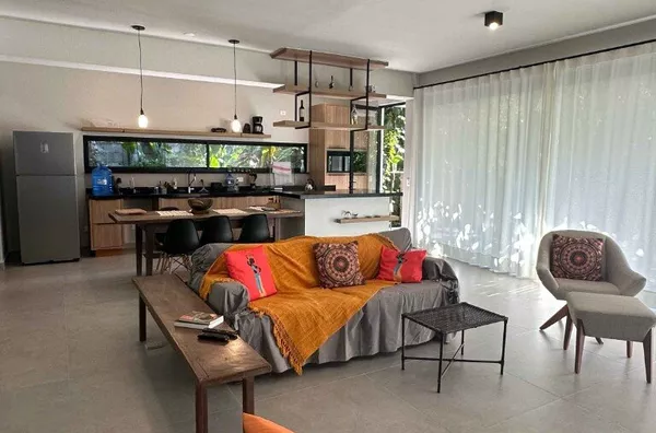 Deslumbrante casa recém-construída, envolta por um exuberante jardim tropical