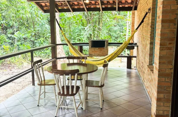 Casa Completa com Varanda e Área Verde