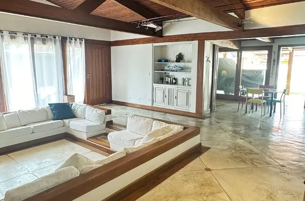 Para temporada - a 50 m da praia: amplo jardim, piscina.