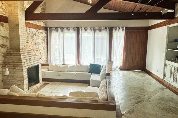 Para temporada - a 50 m da praia: amplo jardim, piscina.