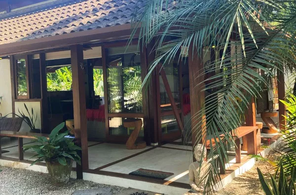 Casa com jardim exuberante - rua par