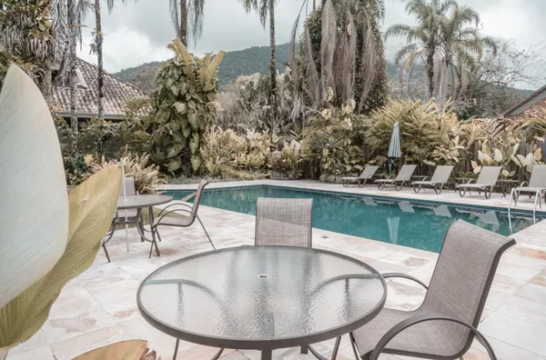 LINDA CASA COM PISCINA, RUA PAR