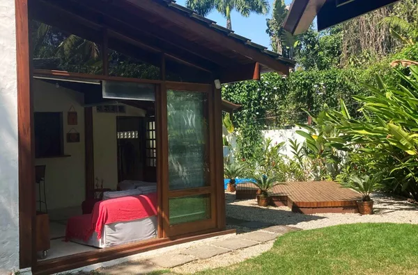 Casa com jardim exuberante - rua par