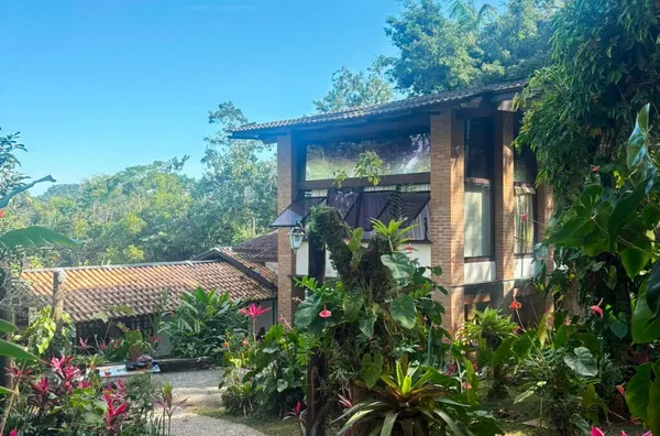Casa com Alma Artística e Charme Rústico na Praia do Prumirim