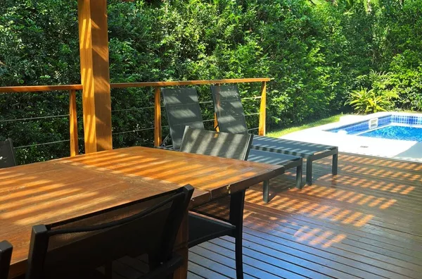 Casa integrada à natureza no lado par