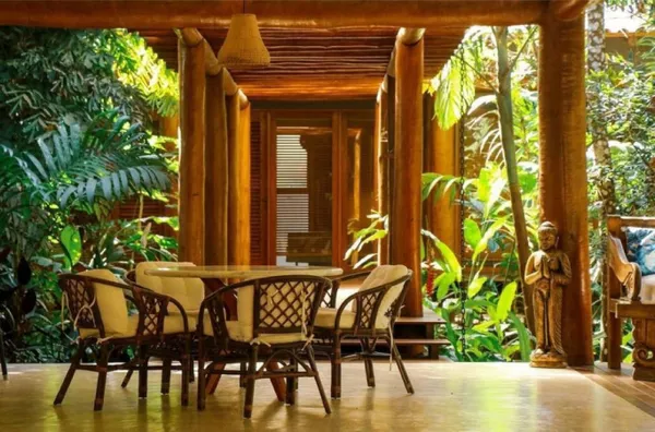 LINDA CASA, POUCOS METROS DO MAR..