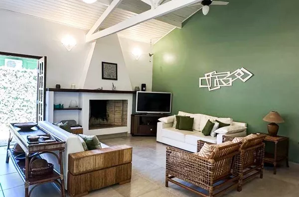 Canto esquerdo - 300m da Praia