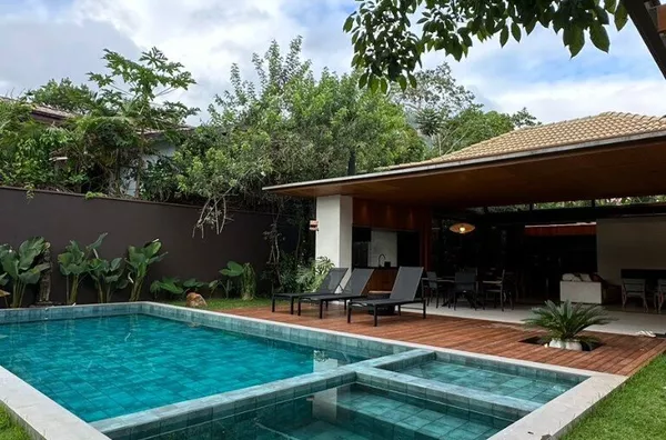Casa Alto Padrão com Piscina, Jacuzzi e Energia Boa - Rua Par