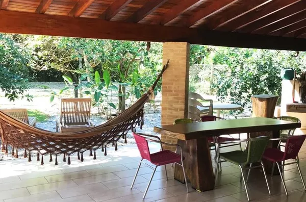 Casa Ideal em Itamambuca: Conforto, Natureza e Área de Lazer