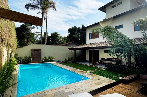 Casa com piscina rua Par – para até 12 pessoas