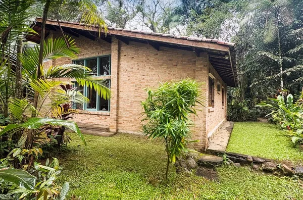 Casa Completa com Varanda e Área Verde