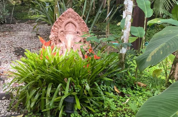 Linda casa inspirada em bali, a casa fica a 450 metros da praia