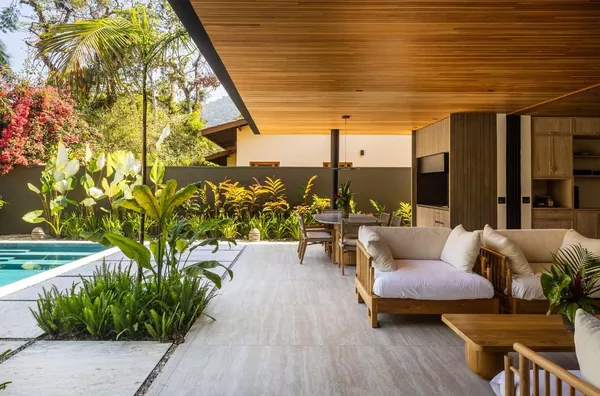 Design, conforto e mar — a essência de Itamambuca em uma casa exclusiva.