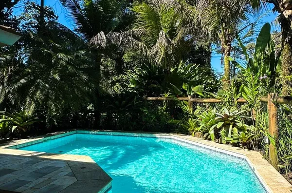 Piscina, jardim e mar bem pertinho: sua casa na praia dos sonhos