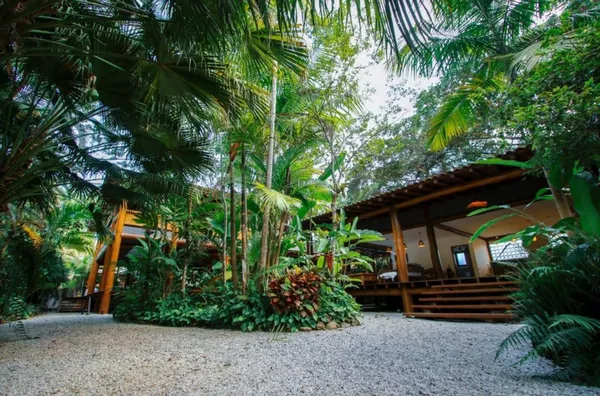 LINDA CASA, POUCOS METROS DO MAR..