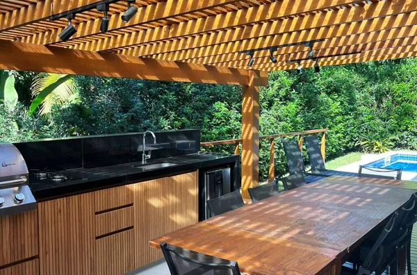 Casa integrada à natureza no lado par