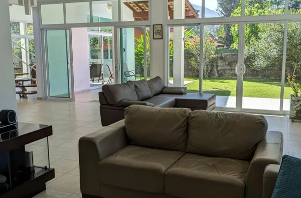 BELA CASA A 200 METROS MAR COM 2 LOTES