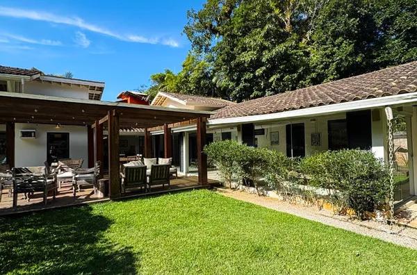 Exclusividade e Conforto em Terreno Duplo