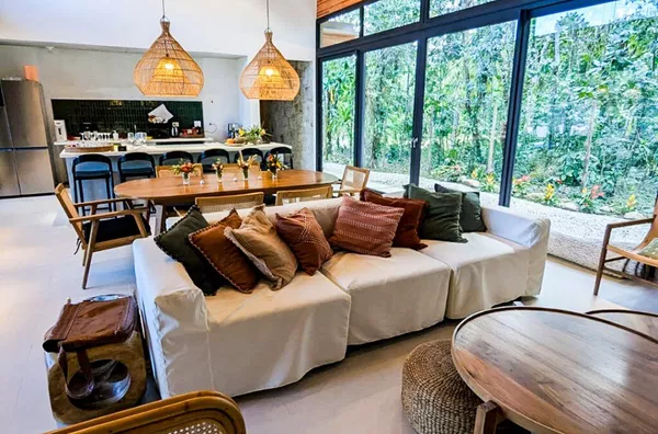 Casa novíssima, elegante - 130 metros da praia - Rua Par