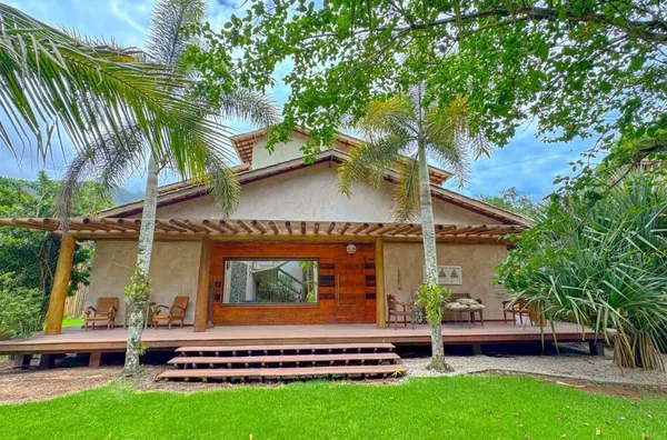 Casa deslumbrante rua Par - 2 lotes, conforto e natureza a 350 metros da praia.