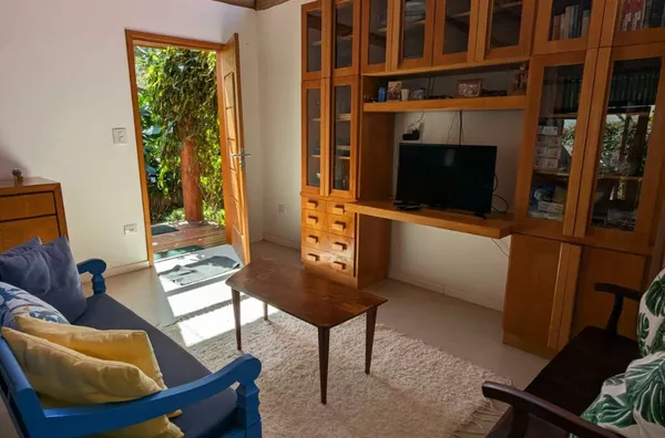 Casa charmosa com jardim encantador - Rua Par - 350 metros da praia