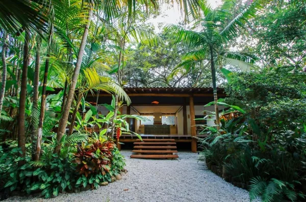 LINDA CASA, POUCOS METROS DO MAR..