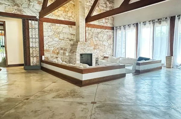 Para temporada - a 50 m da praia: amplo jardim, piscina.