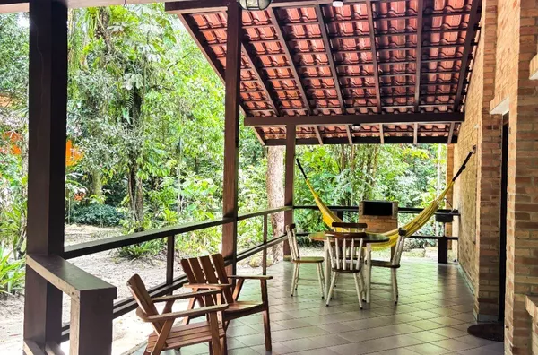 Casa Completa com Varanda e Área Verde