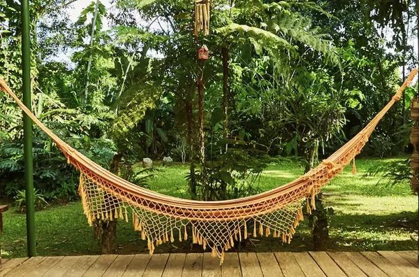 CASA CONFORTAVEL COM JARDIM INCRIVEL, 100 MTS DO MAR