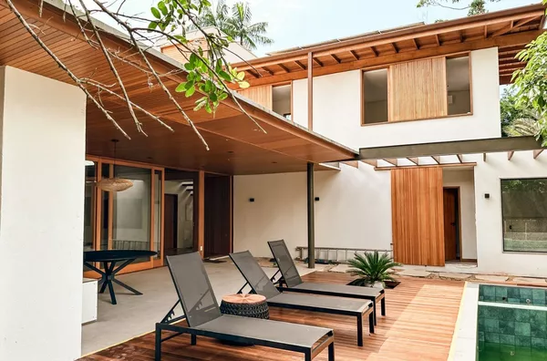 Casa Alto Padrão com Piscina, Jacuzzi e Energia Boa - Rua Par