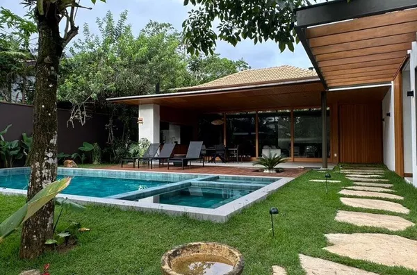 Casa Alto Padrão com Piscina, Jacuzzi e Energia Boa - Rua Par