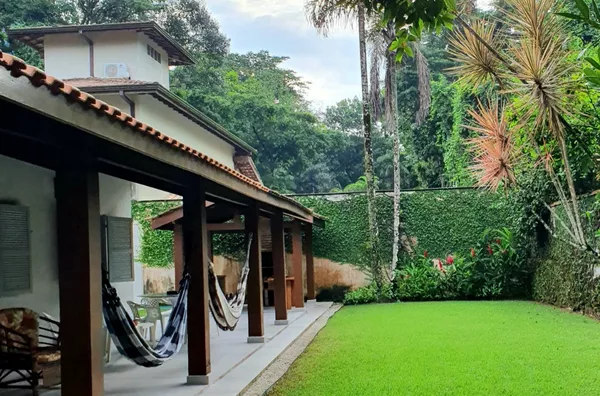 CASA AMPLA E  AREJADA A 500 METROS DO MAR