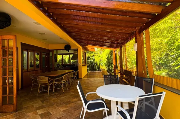  A apenas 30 metros da praia de Itamambuca, em rua par.