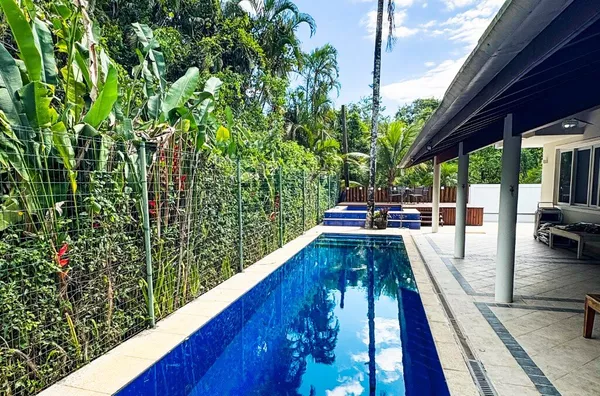 Venda: casa contemporânea com piscina, spa e 4 suítes em Itamambuca