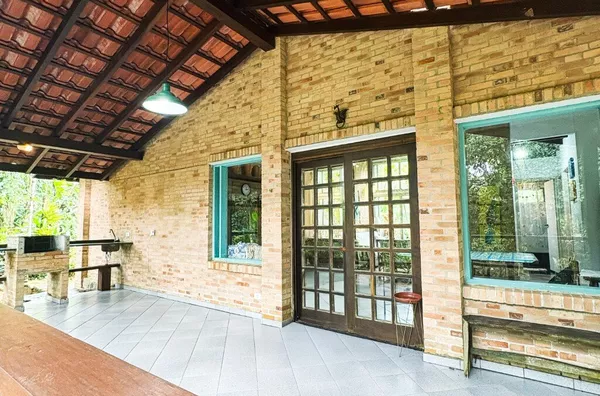 Casa Completa com Varanda e Área Verde