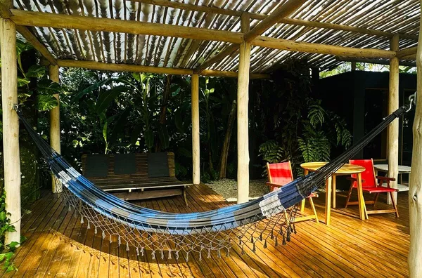 CASA CONFORTAVEL COM JARDIM INCRIVEL, 100 MTS DO MAR